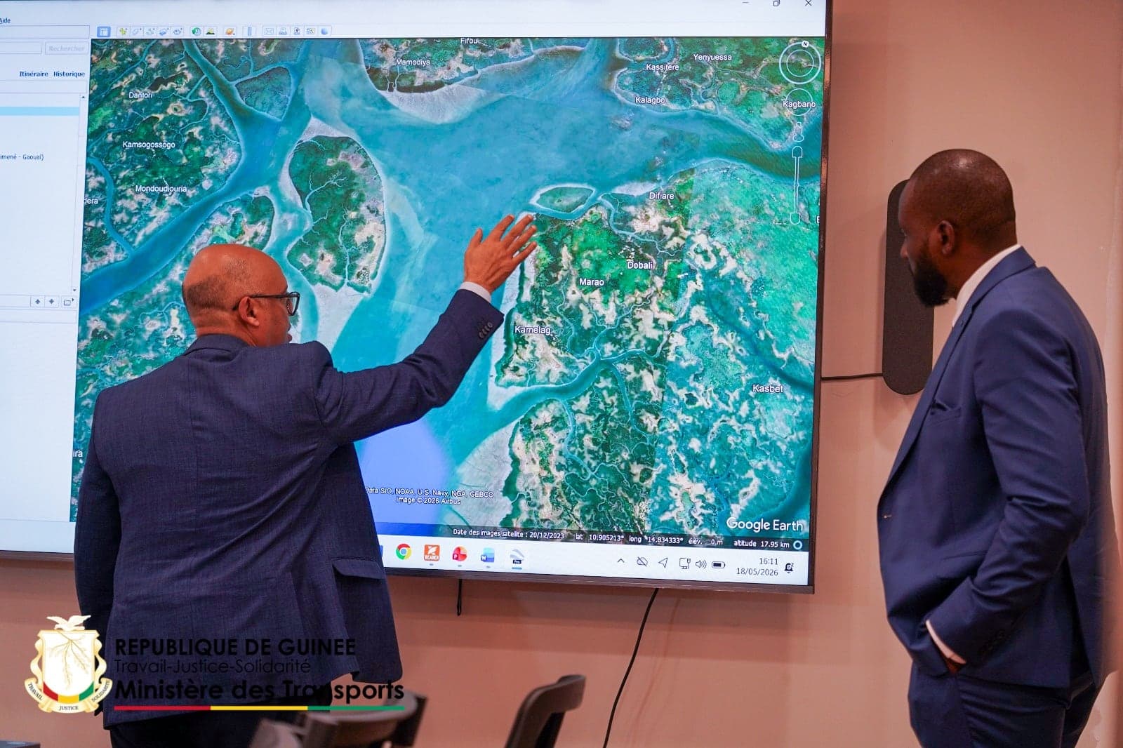Youssef Imghi pointing out the Dobali site on a satellite map during the presentation to Guinea's Ministry of Transport, Conakry, May 2026